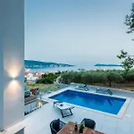 Seaside Elegance Apartment