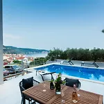 Seaside Elegance Apartment