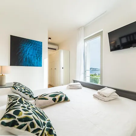 Seaside Elegance Apartment